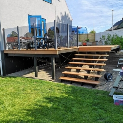 Træterrasse omkring sortmalet stolper