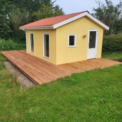 Eksklusiv træterrasse med glasværn og udsigt til skov
