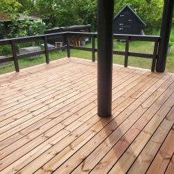 lys træterrasse med stolper