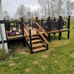 ny træterrasse med trætrappe
