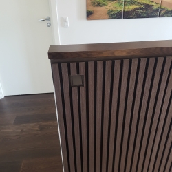 Renovering af hus detalje af akustikpaneler ved trappe