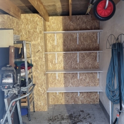 Renovering af hus garage med nye hylder og opbevaring