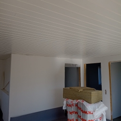 Renovering af hus indendørs loft og vægge med isolering