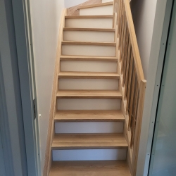 Renovering af hus ny trætrappe med gelænder