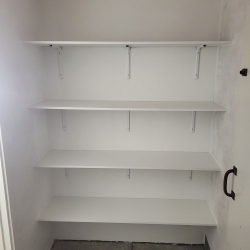Renovering af hus nyopført opbevaringsrum med hylder