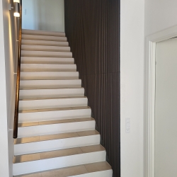Renovering af hus nyrenoveret hvid trappe med flisebelagte trin
