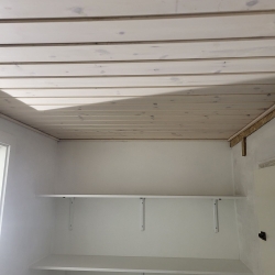 Renovering af hus nyt hvidmalet loft og vægge med hylder