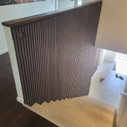 Renovering af hus trappeopgang med moderne akustikpaneler