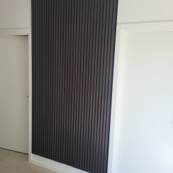 Renovering af hus væg med moderne akustikpaneler