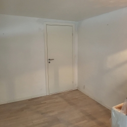 Renovering af hus værelse med hvis dør og nyt trægulv
