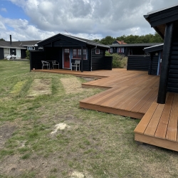 Træterrasse med nye trapper ved sort hus
