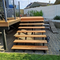 træterrasse med rækværk og trappe