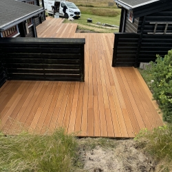 Træterrasse med trævæg og udsigt til havet
