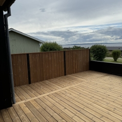 Træterrasse med trævæg og udsigt