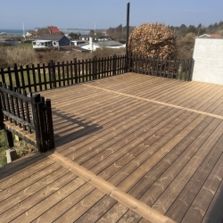 Træterrasse mellem sommer hus med bredt flåde