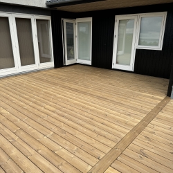 Træterrasse mellem sommerhuse med forbindende gangareal