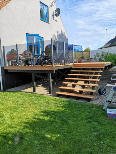 Træterrasse omkring sortmalet stolper
