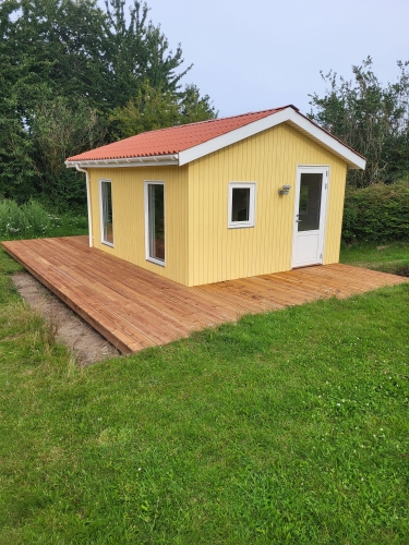Eksklusiv træterrasse med glasværn og udsigt til skov