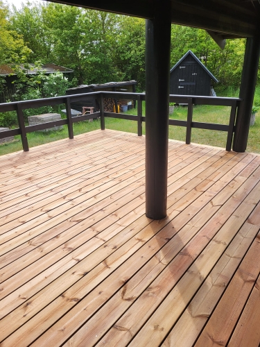 lys træterrasse med stolper