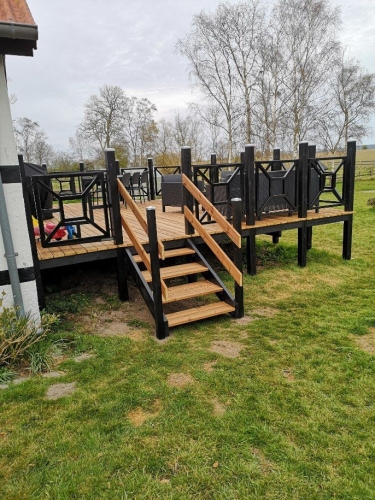 ny træterrasse med trætrappe