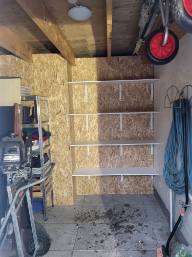 Renovering af hus garage med nye hylder og opbevaring