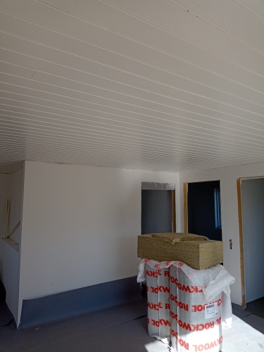 Renovering af hus indendørs loft og vægge med isolering