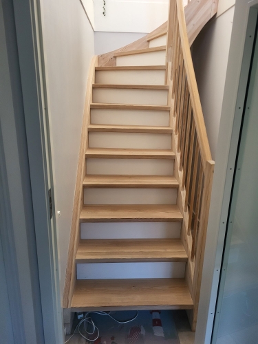 Renovering af hus ny trætrappe med gelænder