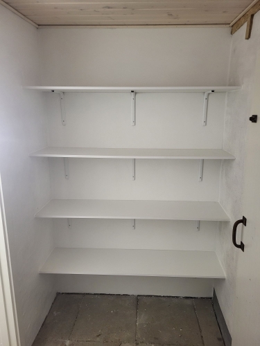 Renovering af hus nyopført opbevaringsrum med hylder