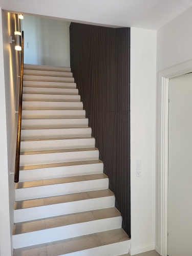Renovering af hus nyrenoveret hvid trappe med flisebelagte trin