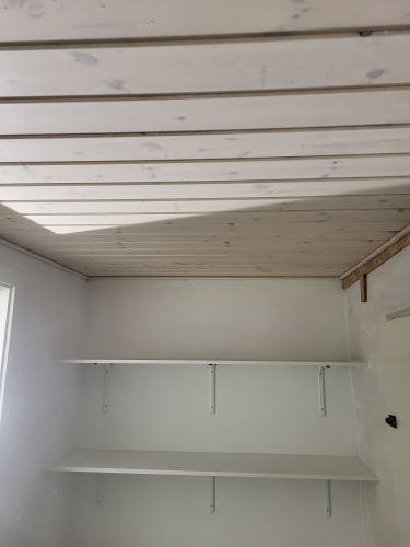 Renovering af hus nyt hvidmalet loft og vægge med hylder