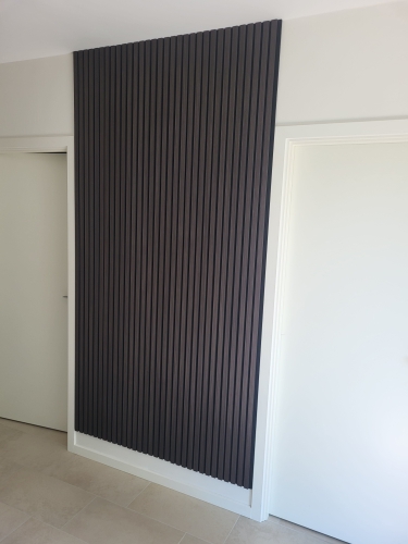 Renovering af hus væg med moderne akustikpaneler