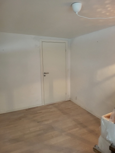 Renovering af hus værelse med hvis dør og nyt trægulv