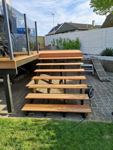 træterrasse med rækværk og trappe