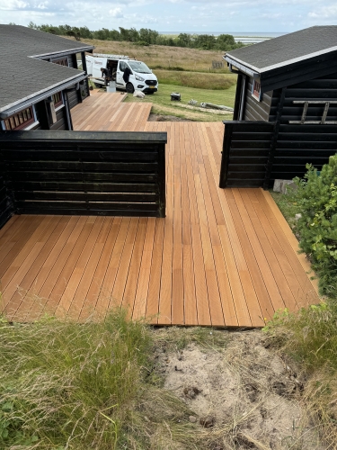 Træterrasse med trævæg og udsigt til havet