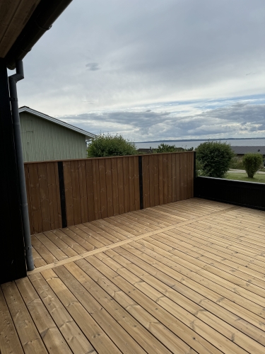 Træterrasse med trævæg og udsigt