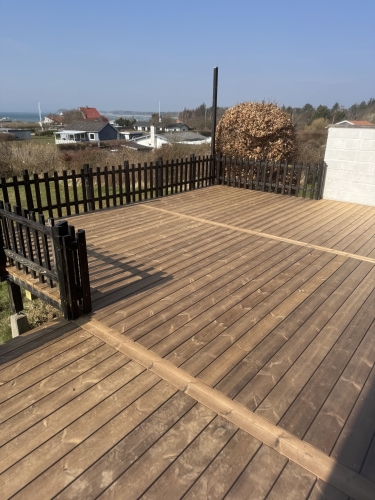 Træterrasse mellem sommer hus med bredt flåde