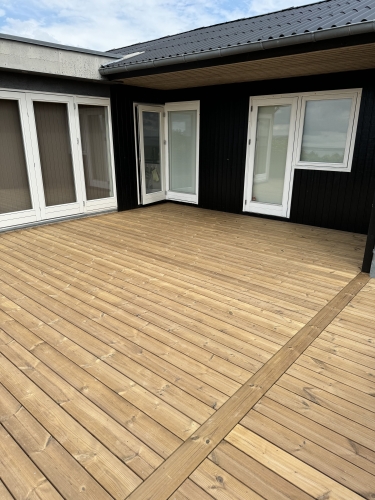 Træterrasse mellem sommerhuse med forbindende gangareal