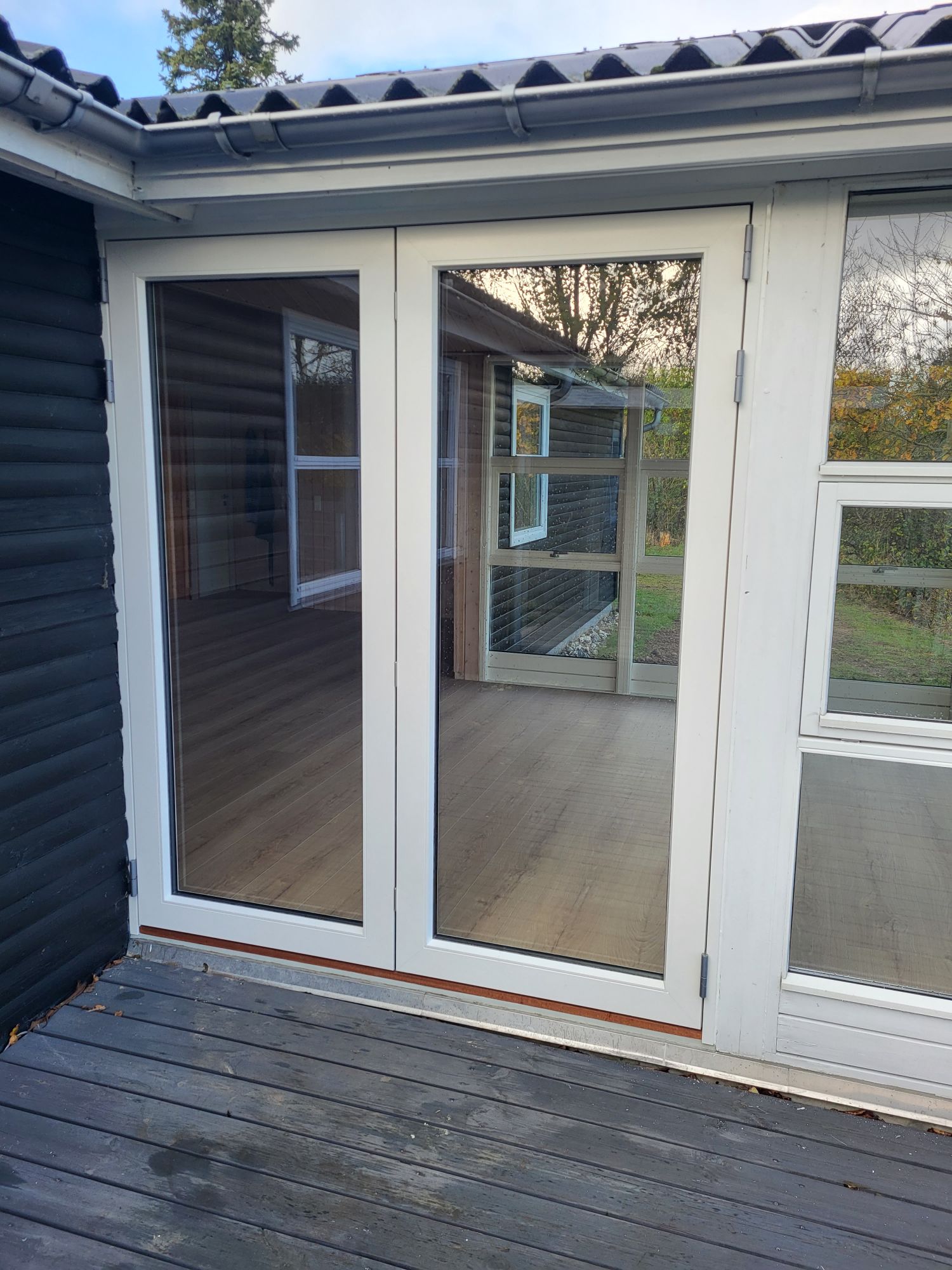 Sommerhusrenovering – ny dør Ny terrasse dør med dobbelt dør - sommerhusrenovering - Tømrer Djursland