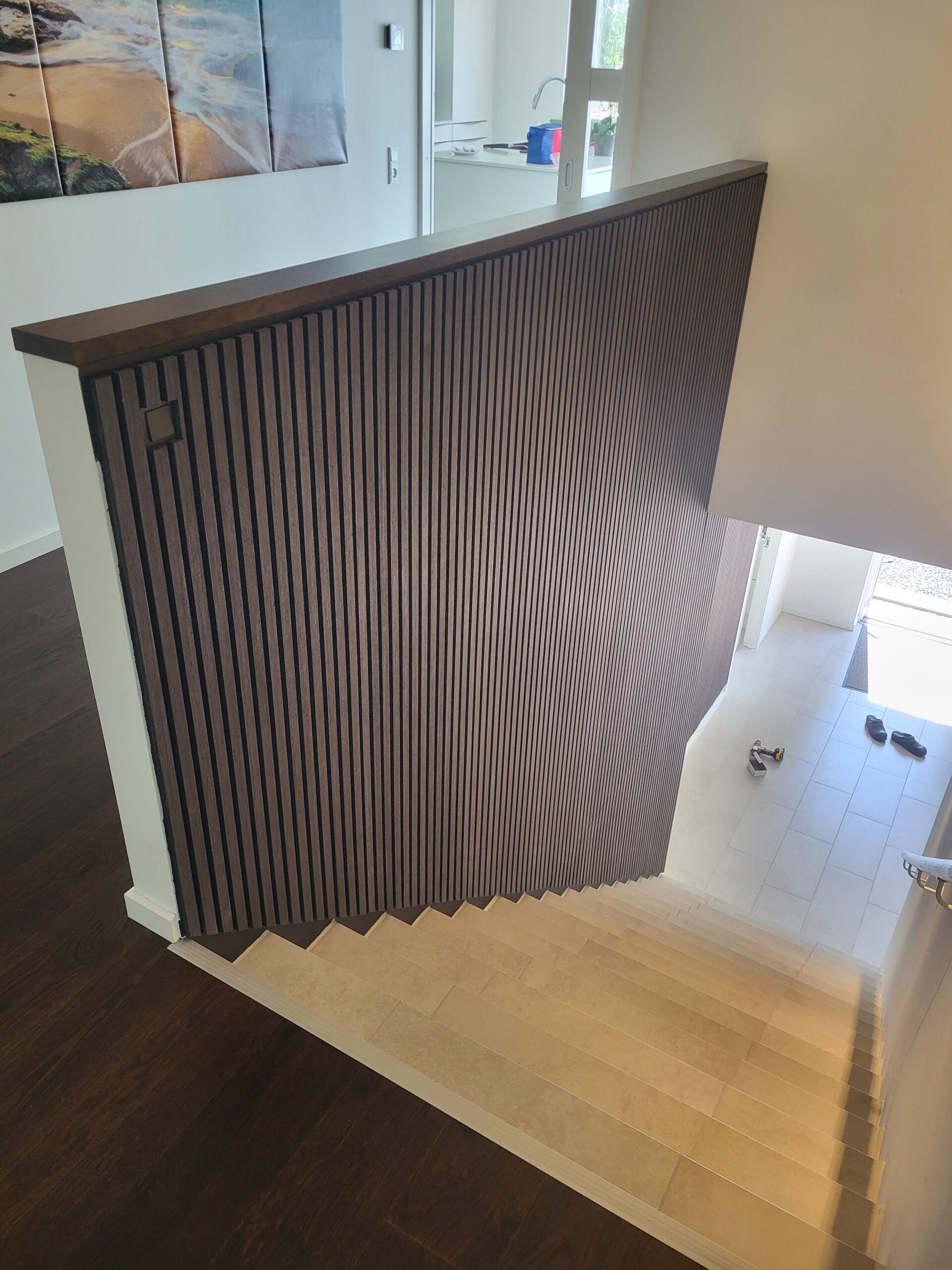 Husrenovering Moderne akustikplader ved trappe - nye gulve og husrenovering